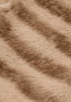 Umělá kožešina s béžovým základem a světle hnědými pruhy, s měkkou, chlupatou texturou a jemným leskem.