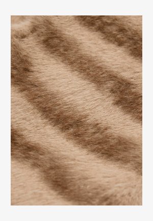 Dirbtinės kailio medžiaga su kreminės spalvos pagrindu ir šviesiai rudais dryžiais, pasižyminti minkšta, purus tekstūra ir subtiliu blizgesiu.