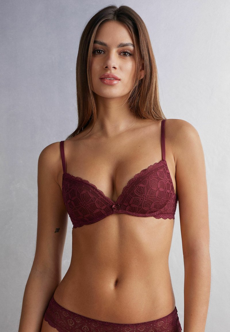 intimissimi-super-gioia-push-up-podprsenka-bordeaux-folk-red-tmav