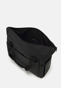 Sac fourre-tout noir en matériau texturé, dotés d'une grande ouverture, de deux petites poignées et d'une poche avant. Intérieur doublé avec poche zippée.