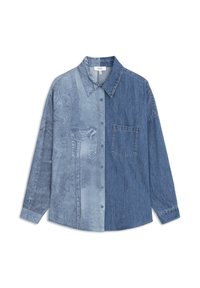 Camisa de mezclilla con un diseño dividido; lado izquierdo azul claro y texturizado, lado derecho azul oscuro con un bolsillo en el pecho y cierre con botones.