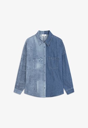 Denimhemd mit geteilter Gestaltung; linke Seite hellblau und strukturiert, rechte Seite dunkelblau mit einer Brusttasche und Knopfverschluss.