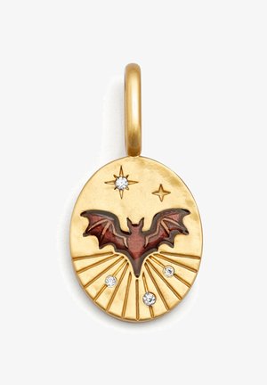 Pendentif en or avec un design de chauve-souris et des accents rouges, entouré de rayons et de trois pierres claires, suspendu à une boucle.