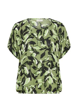 Zielona bluzka z krótkim rękawem z wzorem liści w różnych odcieniach zieleni i czerni, o luźnym kroju i okrągłym dekolcie.