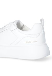 Sneaker bianco con tomaia in pelle texturizzata, collare imbottito e suola in gomma. Presenta la scritta embossata "LIU•JO est.1995" sul tallone.