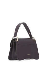 Borsa in pelle di colore viola scuro con un design strutturato, manico corto, dettagli in metallo dorato e chiusura con patta. Superficie texture.