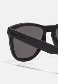 Hawkers UNISEX - Päikeseprillid - black