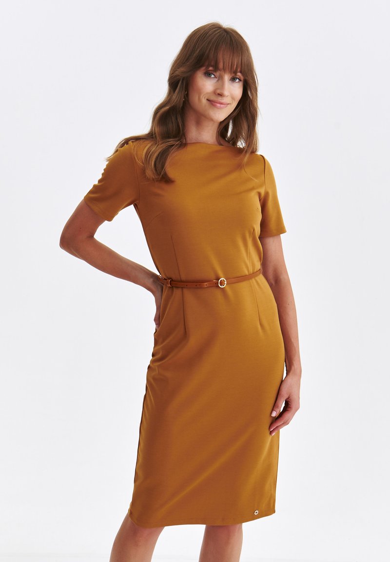 Sukienka w kolorze musztardowym, z krótkimi rękawami, dopasowaną sylwetką, paskiem w talii i kieszeniami po bokach; wykonana z gładkiego, elastycznego materiału.