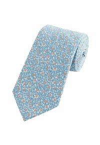 Cravate bleu clair ornée d'un motif floral avec des feuilles vertes et de petites touches d'orange. La cravate est enroulée, mettant en valeur sa forme étroite et la texture du tissu.