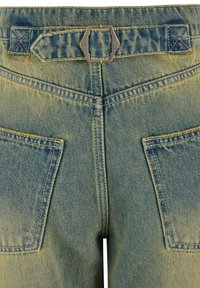 Denim jeans i falmet blåfarge, med en firkantet metallspenne, dekorative sømmer og to baklommer.