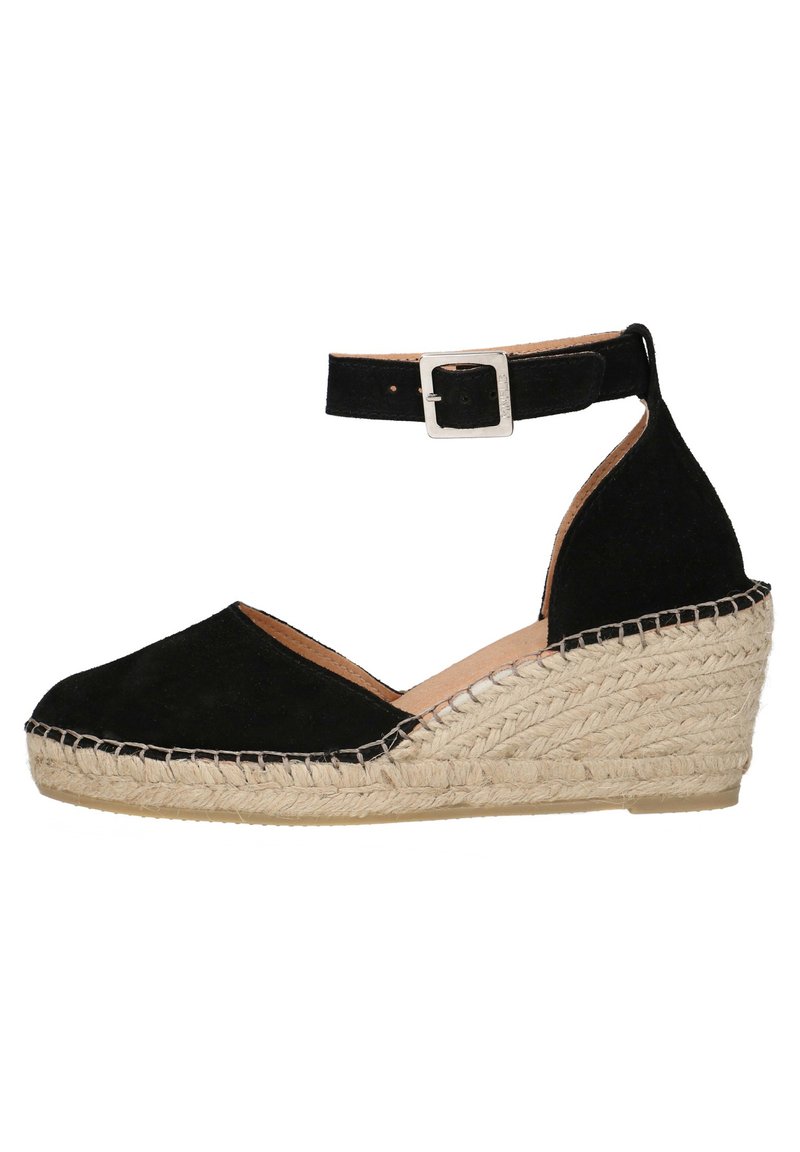 Zwarte suède espadrille-wedge met enkelbandje, ronde neus en geweven jute platform. Bevat een zilveren gesp en touwdetails.