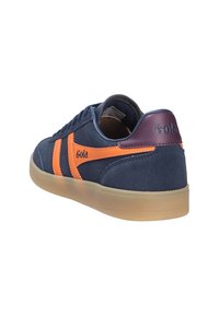 Marina mockasiner med orangea ränder och detaljer, med en texturerad yta och sula av gummigummi, profilerad på hälen.