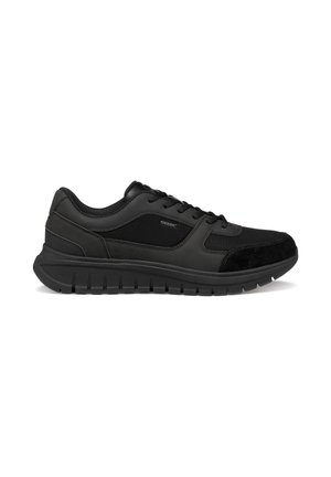 Sneaker sportiva nera con dettagli in mesh e suede, chiusura con lacci e suola spessa e imbottita, mostrata di profilo rivolta verso destra.