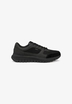Sneaker sportiva nera con dettagli in mesh e suede, chiusura con lacci e suola spessa e imbottita, mostrata di profilo rivolta verso destra.