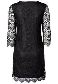 Svart spetsklänning med trekvartsärmar, scallopfåll, lagerstruktur och detaljer i blommönster.