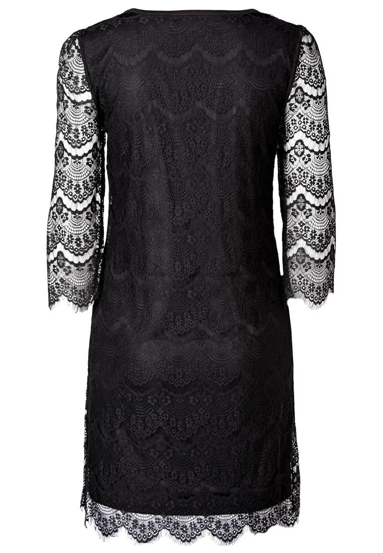 Svart spetsklänning med trekvartsärmar, scallopfåll, lagerstruktur och detaljer i blommönster.
