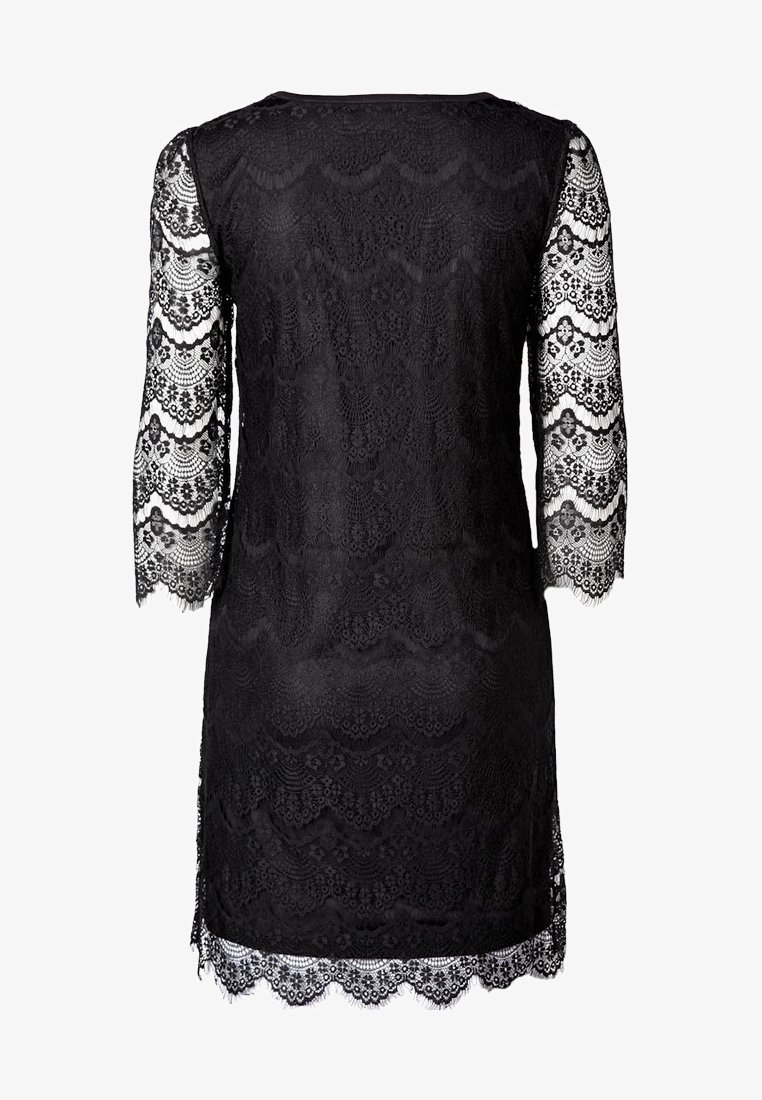 Czarna koronkowa sukienka z rękawami o długości trzech kwart, falbaniastym dołem, warstwową teksturą i detalami w kwiatowy wzór.
