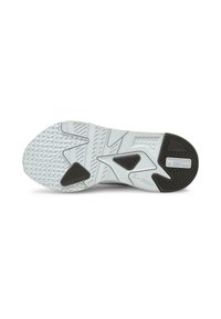 Suela de zapatilla deportiva blanca con superficie texturizada, que presenta surcos con patrón y un acento de goma negra cerca del talón.