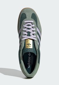 adidas Originals GAZELLE INDOOR UNISEX - Sporta apavi - mineral green silver dawn silver green