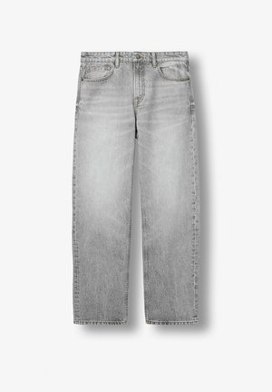 Šviesiai pilkos tiesios kojų džinsinės kelnės su priekiniu kišenėmis, diržo kilpelėmis ir užsegimu mygtuku, padėtos ant balto fono.