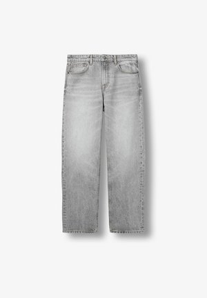 Vaqueros rectos de color gris claro con bolsillos delanteros, trabillas para cinturón y cierre de botón, presentados planos sobre un fondo blanco.