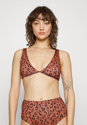 Haut de bikini imprimé léopard avec un décolleté en V profond, une palette de couleurs marron et noir, un tissu texturé et de larges bretelles pour le soutien.