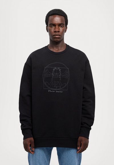 Sudadera negra de algodón, con un gráfico bordado de Garfield en la parte frontal. Corte holgado con puños y dobladillo acanalados.