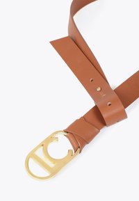 Brązowy skórzany pasek z klamrą w złotym odcieniu, posiadający okrągły wzór wycięcia. Regulowana długość z otworami i gładką teksturą.