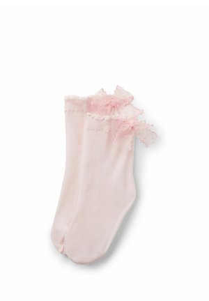 Paire de socquettes rose clair avec bordure en dentelle froncée et petits nœuds en satin aux poignets, étalées à plat sur un fond blanc.