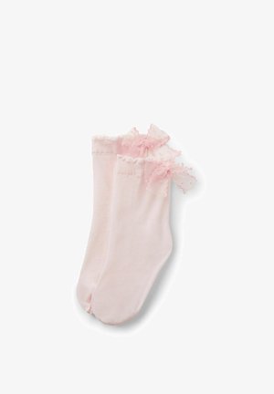 Par de calcetines tobilleros de color rosa claro con borde de encaje con volantes y pequeños lazos de satén en los puños, colocados sobre un fondo blanco.
