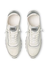 Weiße Sneaker mit einem gewebten Muster, silbernen Akzenten an der Ferse und Zunge sowie einem weißen Schnürsystem und Gummisohle.
