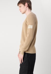 Calvin Klein Jeans BADGE EASY SWEATER - Trui - travertine