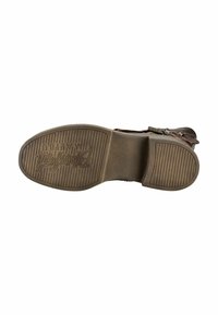 Suela de zapato de cuero marrón con agarre de goma texturizada, que presenta un logo distintivo y estrías horizontales para mejorar la tracción.