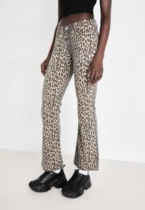 Gina Tricot LEOPARD - Traperice krojene za nošenje s čizmama - brown