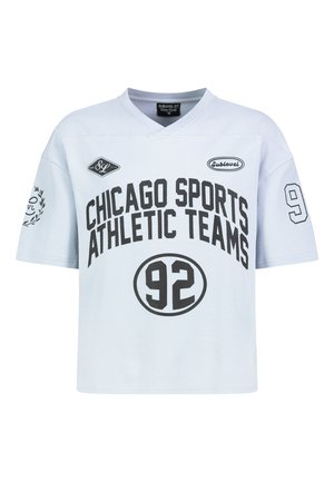 Weißes Sportshirt im Athletenstil mit schwarzem Text "Chicago Sports Athletic Teams", Nummer 92 in einem Kreis und der Nummer 9 auf dem Ärmel.