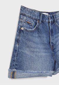 Farkkushortsit, vaaleansininen pesu, käännetty helma, viisi-taskuinen muotoilu, risat reunat, metalliset yksityiskohdat, keskikokoinen tekstuuri.