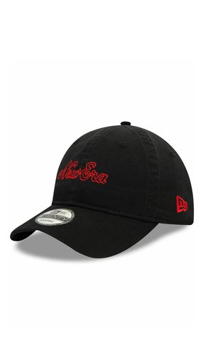 Cappellino da baseball nero in tessuto, con il logo "New Era" ricamato in rosso nella parte anteriore e un piccolo accento rosso sul lato. Cinturino regolabile.