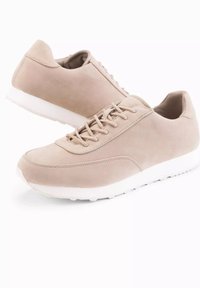 Beiga mocka sneakers med vit gummisula, rund tå och traditionell snörning. Har en slät textur och sydda detaljer.