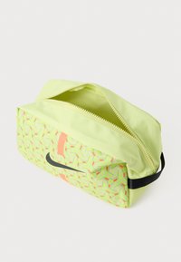 Felgroene toilettas met een geometrisch patroon in roze en oranje, ritssluiting en een zwart handvat aan de zijkant. Nike-logo aanwezig.