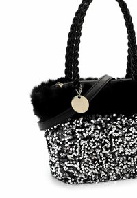 Borsa nera con paillettes e dettagli in pelliccia nera morbida. Manici intrecciati neri e targhetta metallica lucida. Chiusura con cerniera in alto.