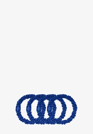 Fasce per capelli in raso blu, elastiche con texture arricciata, con logo del marchio su un lato. Quattro fasce disposte fianco a fianco.