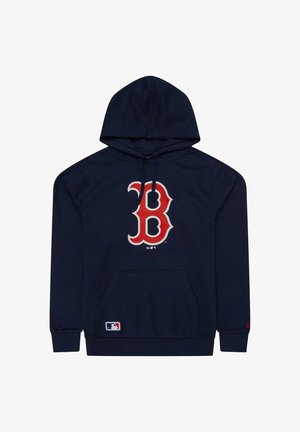 Sudadera con capucha azul marino con un gran logo rojo en forma de "B" en el pecho, logo de la MLB cerca del bolsillo, bolsillo tipo canguro delantero y capucha con cordón ajustable.