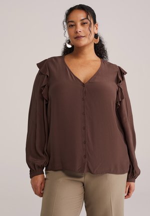 Rjava bluza z V-izrezom in zapiranjem na gumbe, z nagubanim detajlom na ramenih in dolgimi rokavi z elastičnimi manšetami.