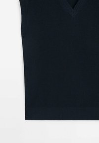 Marinblå ärmlös topp med ribbad textur, med en V-ringning och rak nederkant, tillverkad av ett mjukt och stretchigt material.