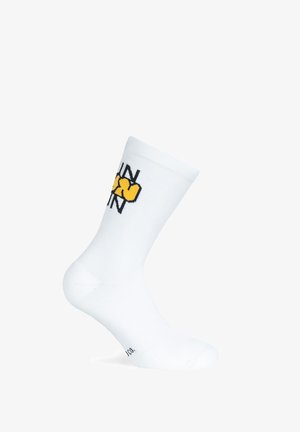 Weiße Baumwollsocken mit geripptem Bündchen, ausgestattet mit einem schwarz-gelben grafischen Logo an der Seite und einer glatten Textur.