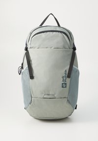 Zaino grigio chiaro con superficie testurizzata, tasche laterali in rete, tasca anteriore con zip e dettagli neri. Presenta una maniglia superiore e un logo.
