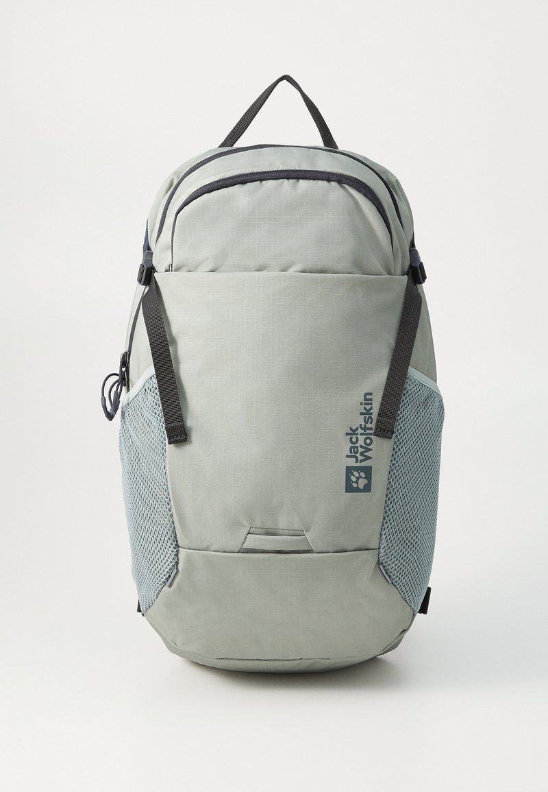 Zaino grigio chiaro con superficie testurizzata, tasche laterali in rete, tasca anteriore con zip e dettagli neri. Presenta una maniglia superiore e un logo.