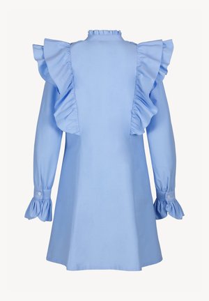 Jasnoniebieska sukienka z długim rękawem, z wysokim, falbankowym kołnierzem, falbankowymi akcentami na ramionach oraz falbankowymi, zapinanymi na guziki mankietami, widziana od tyłu.