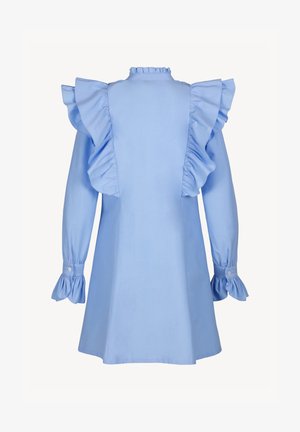 Jasnoniebieska sukienka z długim rękawem, z wysokim, falbankowym kołnierzem, falbankowymi akcentami na ramionach oraz falbankowymi, zapinanymi na guziki mankietami, widziana od tyłu.