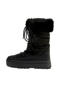 Schwarzer isolierter Schneestiefel mit einem plüschigen Fellbesatz, Schnürvorderseite und einer strukturierten Gummisohle. Schlankes Design mit gepolstertem Stoffobermaterial.